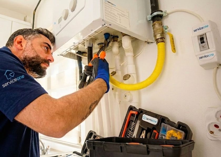 ServiceOne-Techniker bei der Arbeit